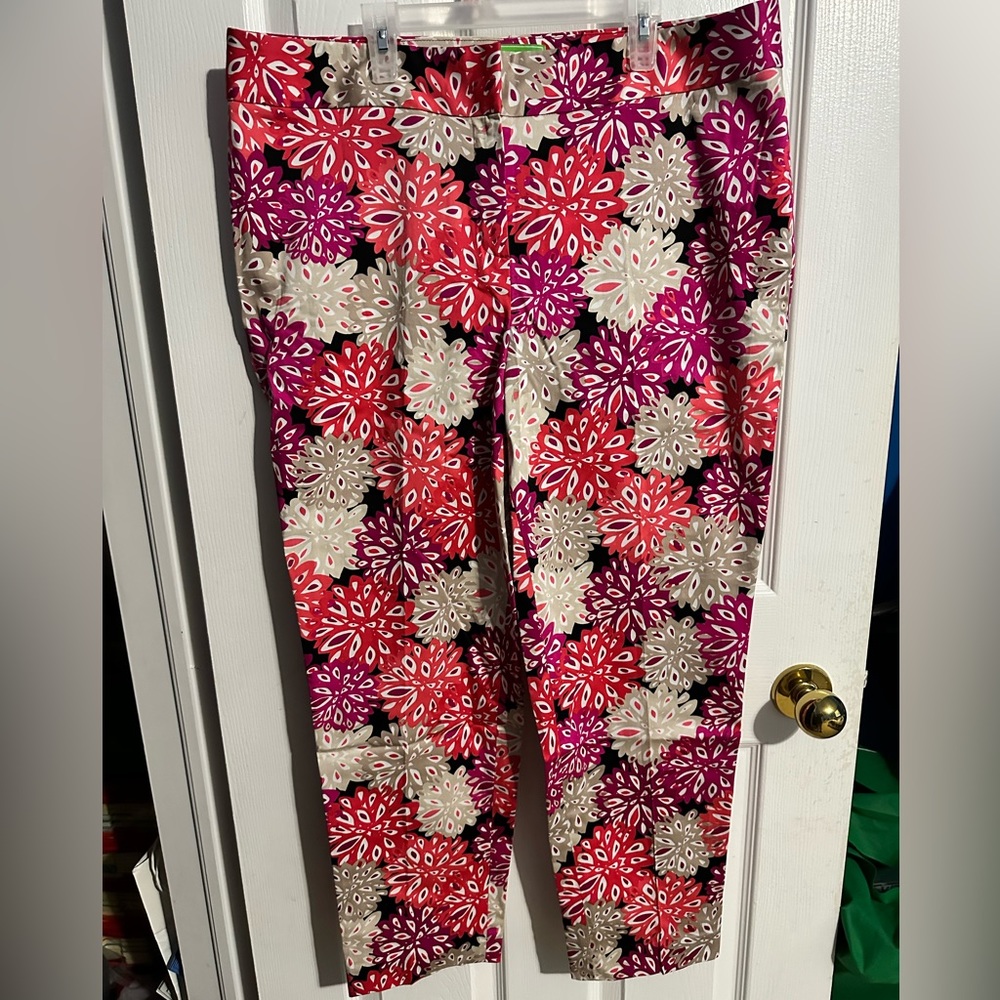 Beautiful bright floral pants. 👖